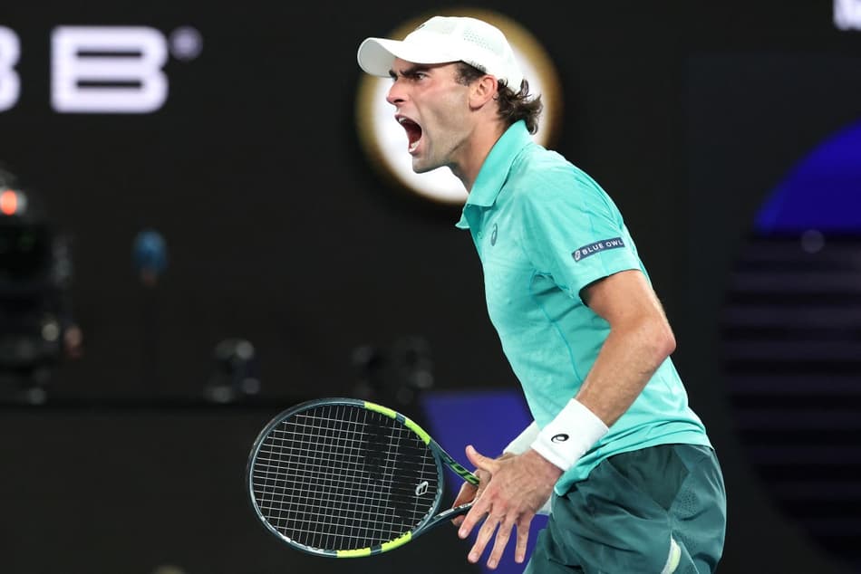O americano Eliot Spizzirri na derrota para o italiano Jannik Sinner no Australian Open (Foto: DAVID GRAY / AFP)