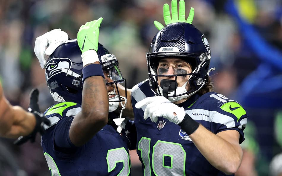 Jake Bobo (#19) comemora touchdown com Rashid Shaheed (#22), do Seattle Seahawks, contra o Los Angeles Rams, na final da NFC, no Lumen Field. (Foto: Steph Chambers/Getty Images/AFP)