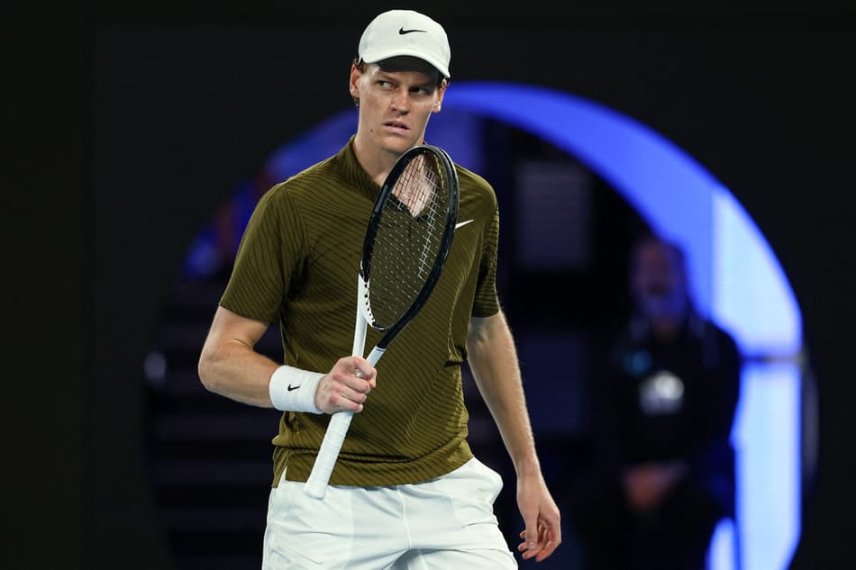 O italiano Jannik Sinner reage a um ponto contra o sérvio Novak Djokovic na semifinal masculina do Australian Open, em Melbourne, em 31 de janeiro de 2026 (Foto:IZHAR KHAN/AFP).