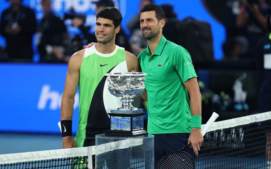 O espanhol Carlos Alcaraz e o sérvio Novak Djokovic prontos para a inédita final do Australian Open