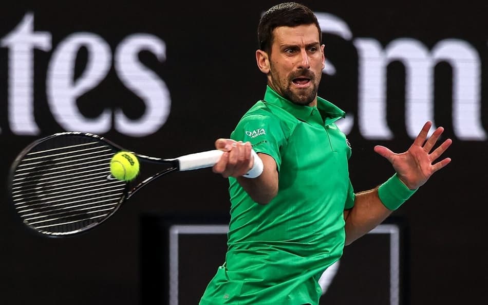 O sérvio Novak Djokovic na final do Australian Open contra o espanhol Carlos Alcaraz (Foto: by IZHAR KHAN / AFP)