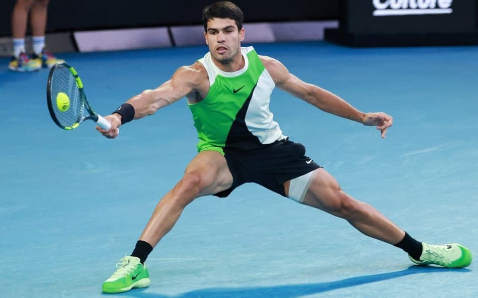 O espanhol Carlos Alcaraz se defende na final do Australian Open contra o sérvio Novak Djokovic (Foto: DAVID GRAY / AFP)