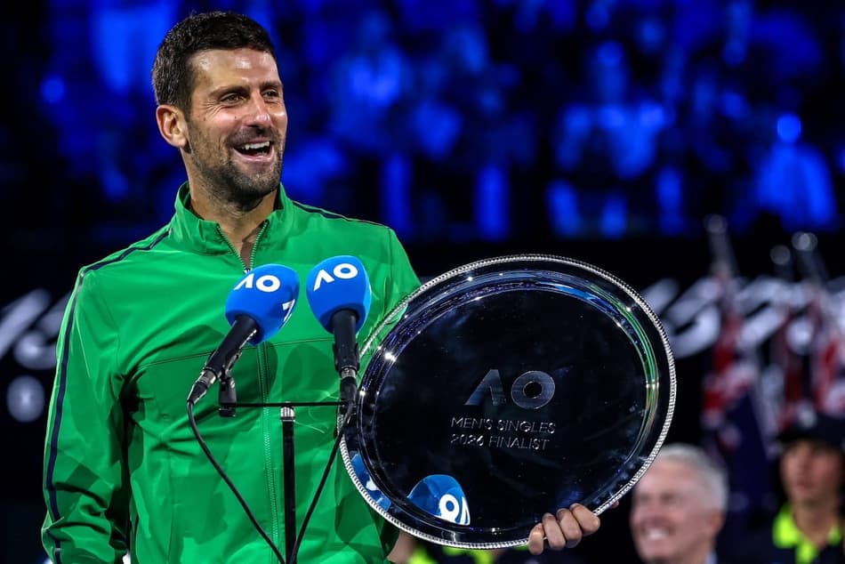 Primeira vez vice no Australian Open, Novak Djokovic manteve o bom humor na premiação. (Foto: IZHAR KHAN / AFP)