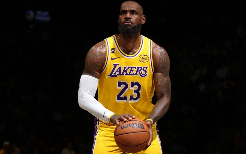 LeBron James, do Los Angeles Lakers, arremessa lance livre contra o Brooklyn Nets, em 3 de fevereiro de 2026. (Foto: Nathaniel S. Butler/NBAE/Getty Images/Getty Images via AFP)