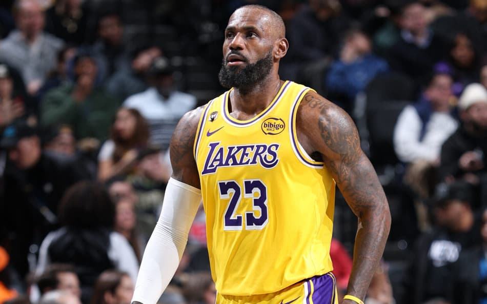 LeBron James, do Los Angeles Lakers, observa a partida contra o Brooklyn Nets, em 3 de fevereiro de 2026. (Foto: David L. Nemec/NBAE/Getty Images/Getty Images via AFP)