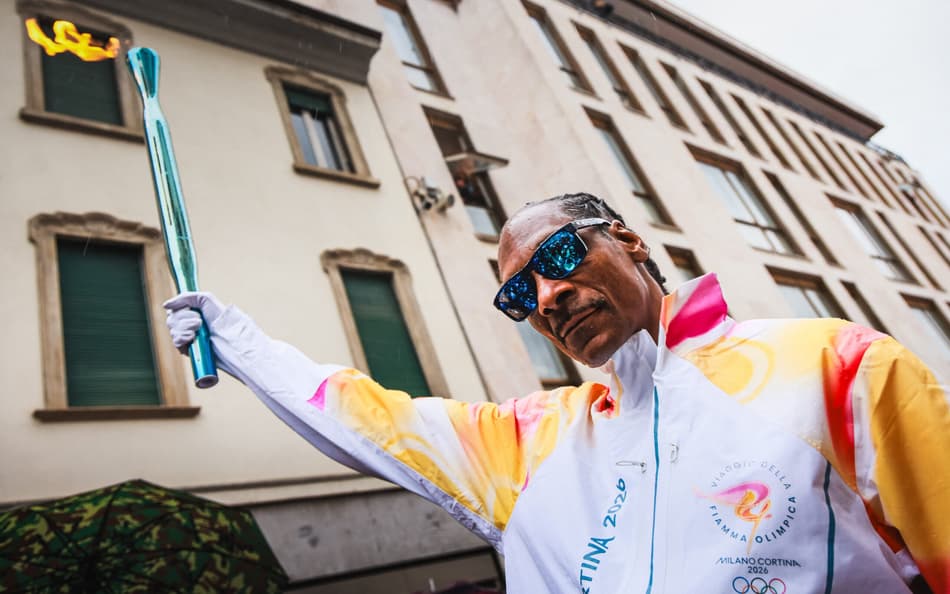 Snoop Dogg carregando a tocha olímpica em Gallarate, antes dos Jogos de Milão-Cortina 2026 (Foto: Handout/Milano Cortina 2026 Olympic Committee/AFP)