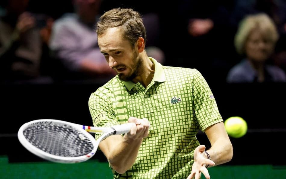 O russo Daniil Medvedev na derrota para o francês Ugo Humbert em Roterdã (Foto: Bas CZERWINSKI / ANP / AFP)