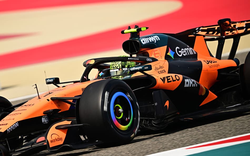 O piloto britânico Lando Norris, da McLaren, dirige no segundo dia dos testes da Formula One no Bahrain International Circuit, em Sakhir, 12 de fevereiro de 2026. (Foto: Giuseppe CACACE/AFP)