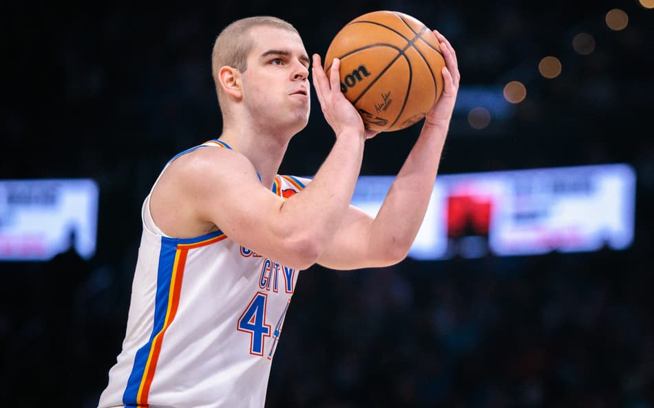 Nikola Topic (#44) do Oklahoma City Thunder arremessa a bola na primeira metade contra o Milwaukee Bucks no Paycom Center, em Oklahoma City, em 12 de fevereiro de 2026. (Foto: William Purnell/Getty Images via AFP)