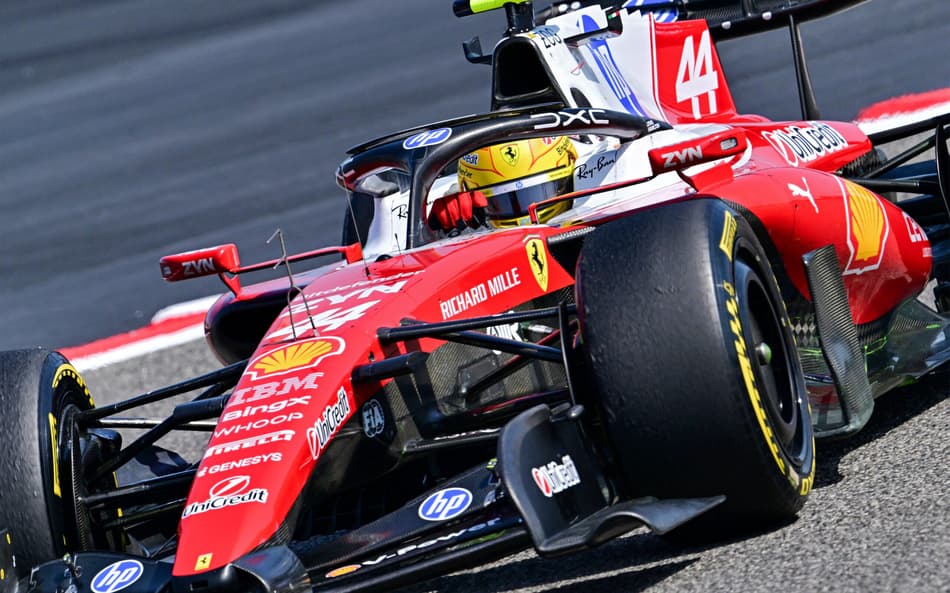 O piloto britânico Lewis Hamilton, da Ferrari, durante o terceiro dia dos testes de pré-temporada da Fórmula 1 no Bahrain International Circuit, em Sakhir, em 13 de fevereiro de 2026. (Foto: Giuseppe CACACE/AFP)