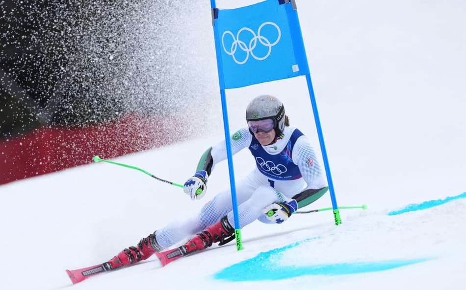 O brasileiro Lucas Pinheiro Braathen compete na primeira descida do slalom gigante masculino no Jogos Olímpicos de Inverno de 2026, no Stelvio Ski Centre, em 14 de fevereiro de 2026. (Foto: Dimitar Dilkoff/AFP)