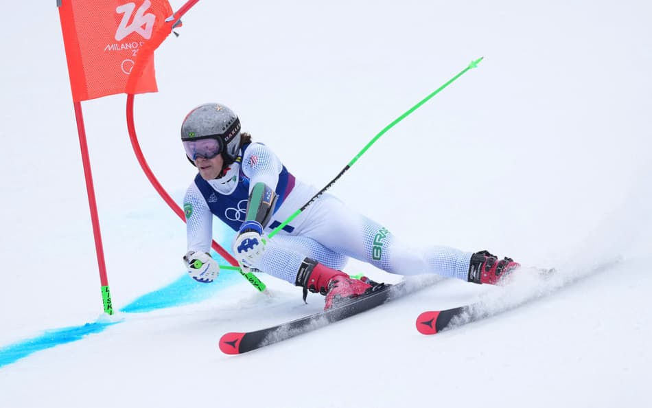 O brasileiro Lucas Pinheiro Braathen compete na primeira descida do slalom gigante masculino no Jogos Olímpicos de Inverno de 2026, no Stelvio Ski Centre, em 14 de fevereiro de 2026. (Foto: Dimitar Dilkoff/AFP)