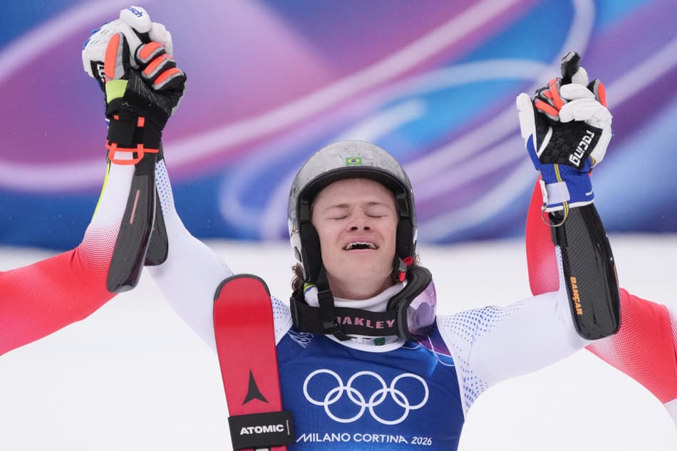 Lucas Pinheiro Braathen comemora ouro no slalom gigante masculino nos Jogos Olímpicos de Inverno 2026. (Foto: Dimitar Dilkoff/AFP)
