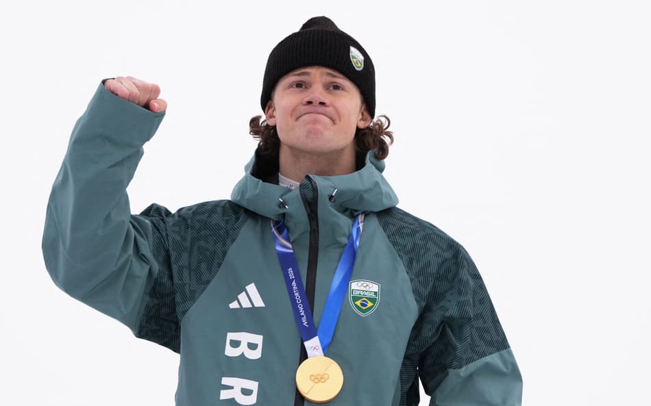 Medalhista de ouro, Lucas Pinheiro Braathen posa no pódio do slalom gigante masculino nos Jogos Olímpicos de Inverno 2026. (Foto: Dimitar Dilkoff/AFP)