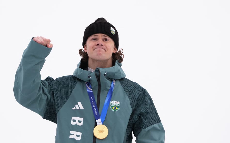 Medalhista de ouro, Lucas Pinheiro Braathen posa no pódio do slalom gigante masculino nos Jogos Olímpicos de Inverno 2026. (Foto: Dimitar Dilkoff/AFP)