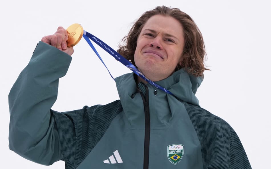 Medalhista de ouro, Lucas Pinheiro Braathen posa no pódio do slalom gigante masculino nos Jogos Olímpicos de Inverno 2026. (Foto: Dimitar Dilkoff/AFP)