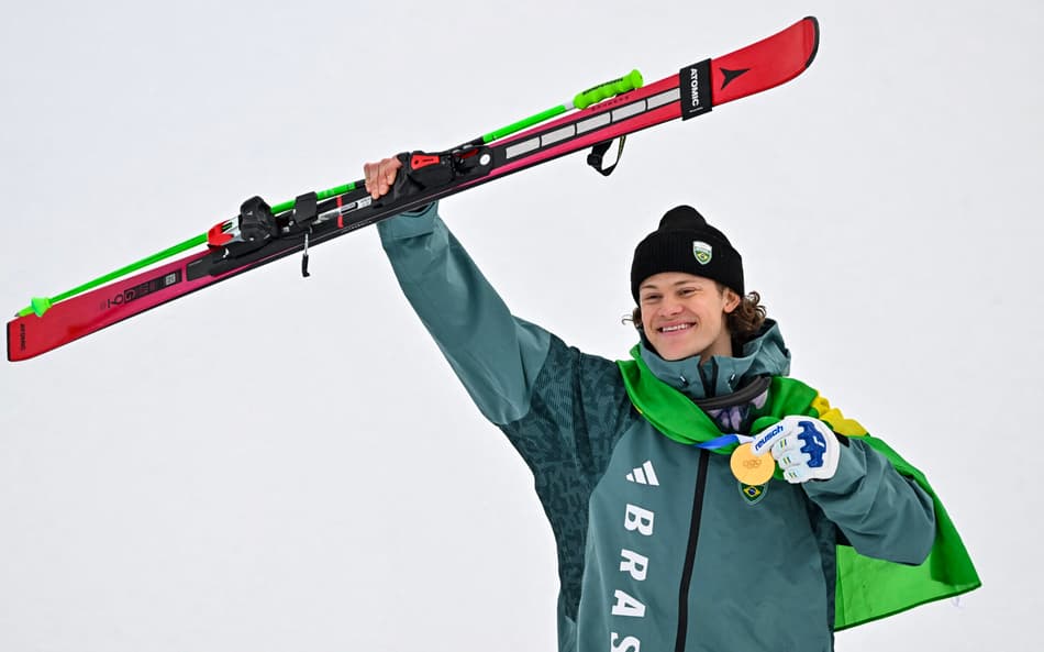 Lucas Pinheiro Braathen medalha de ouro no pódio do slalom gigante masculino em 2026. (Foto: Fabrice Coffrini/AFP)