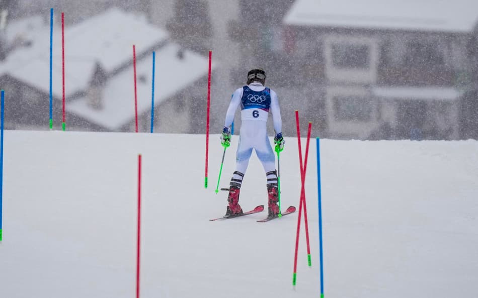 Lucas Pinheiro Braathen, do Brasil, cai na primeira descida do slalom masculino em Bormio, nos Jogos Olímpicos de Inverno Milano Cortina 2026 (Foto: Dimitar Dilkoff/AFP)