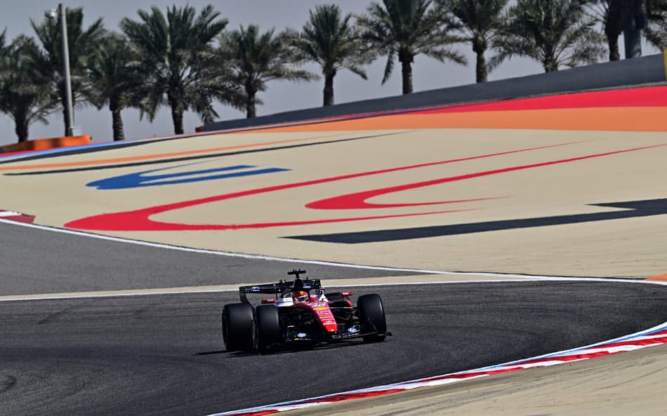 Charles Leclerc, acelera no primeiro dia dos testes de pré-temporada da Fórmula 1 no Circuito Internacional do Bahrein, em Sakhir, em 18 de fevereiro de 2026 (Foto: Giuseppe Cacace/AFP)