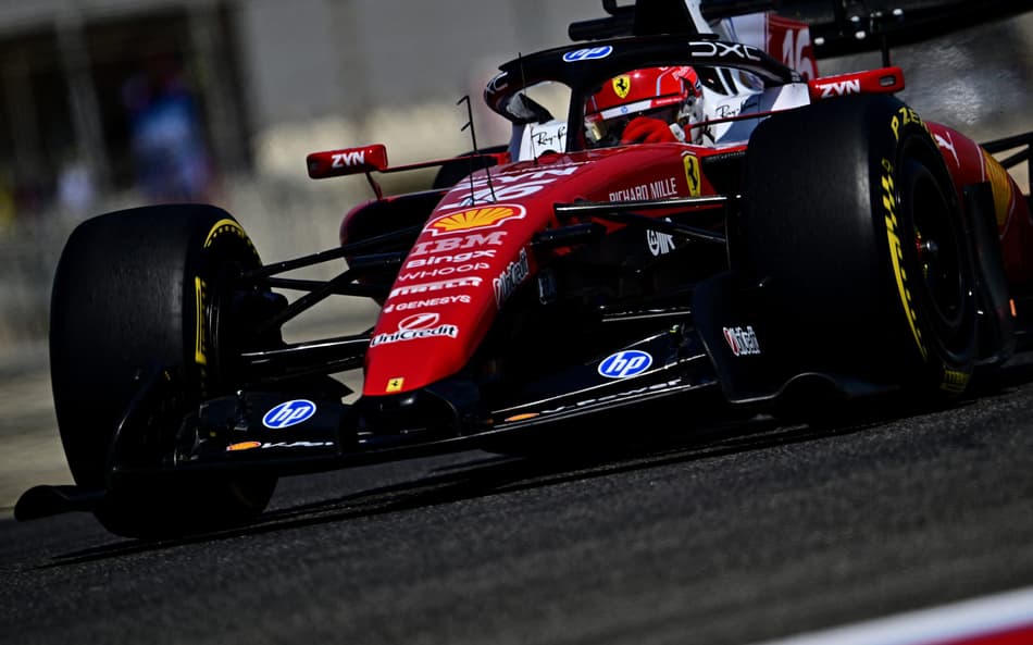 O monegasco Charles Leclerc, da Ferrari, pilota no primeiro dia de testes de pré-temporada da Fórmula 1 no Bahrein, em 18 de fevereiro de 2026. (Foto: Giuseppe Cacace/AFP)