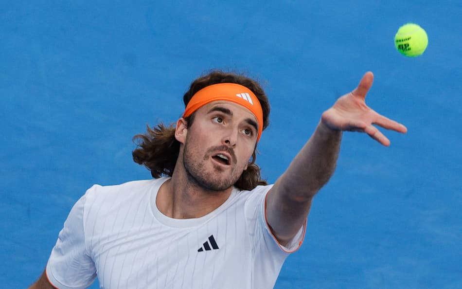 Stefano Tsitsipas no ATP de Doha 2026 (Foto: Karim JAAFAR / AFP)