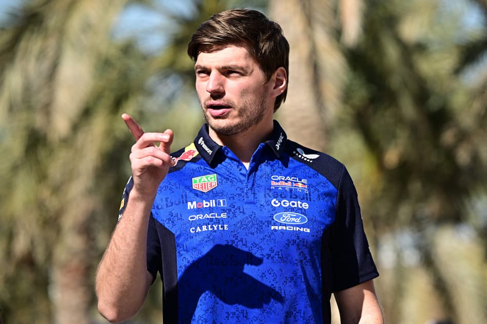 Max Verstappen, caminha pelo paddock no primeiro dia do segundo teste de pré-temporada da Fórmula 1 no Circuito Internacional do Bahrein, em Sakhir, em 18 de fevereiro de 2026 (Foto: Giuseppe Cacace/AFP)