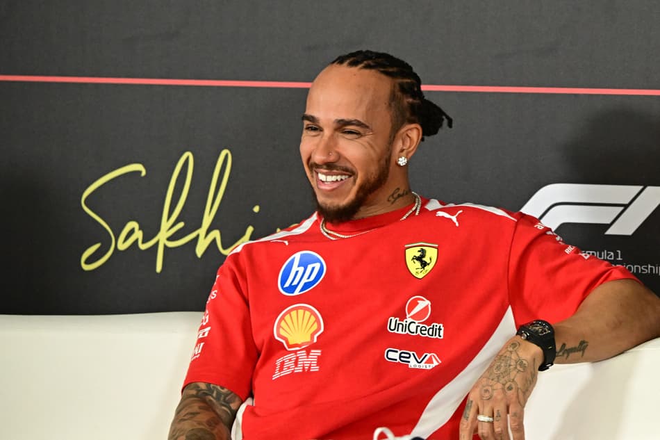 Lewis Hamilton, durante coletiva no primeiro dia do segundo teste de pré-temporada da Fórmula 1 no Circuito Internacional do Bahrein, em Sakhir, em 18 de fevereiro de 2026 (Foto: Giuseppe Cacace/AFP)