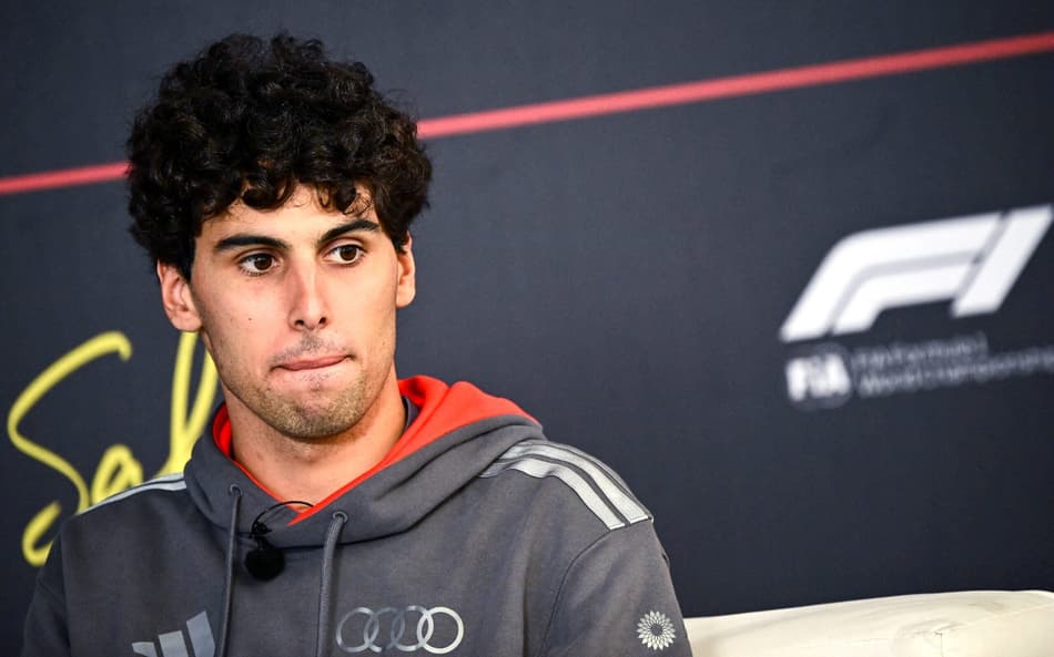 Gabriel Bortoleto participa de coletiva no primeiro dia de pré-temporada da Fórmula 1 no Bahrein (Foto: Giuseppe Cacace/AFP)