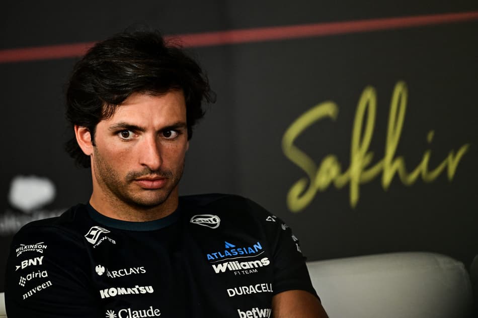 O piloto espanhol da Williams, Carlos Sainz, participa de coletiva no segundo dia dos testes de pré-temporada da Fórmula 1 no Circuito Internacional do Bahrein, em Sakhir, em 19 de fevereiro de 2026 (Foto: Giuseppe Cacace/AFP)