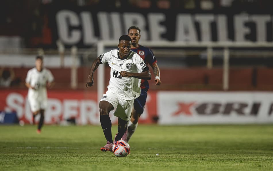 Alan Minda contra o Itabirito (Foto: Pedro Souza / Atlético)