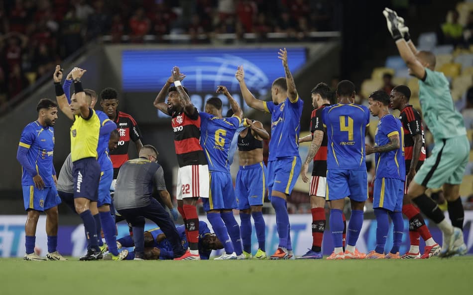 Jogadores do Flamengo e Sampaio Corrêa chamam médicos para atender Alexandre