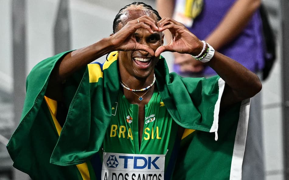 Alison dos Santos foi medalha de prata nos 400m com barreiras do Mundial de Tóquio (Foto: Philip Fong/ AFP)