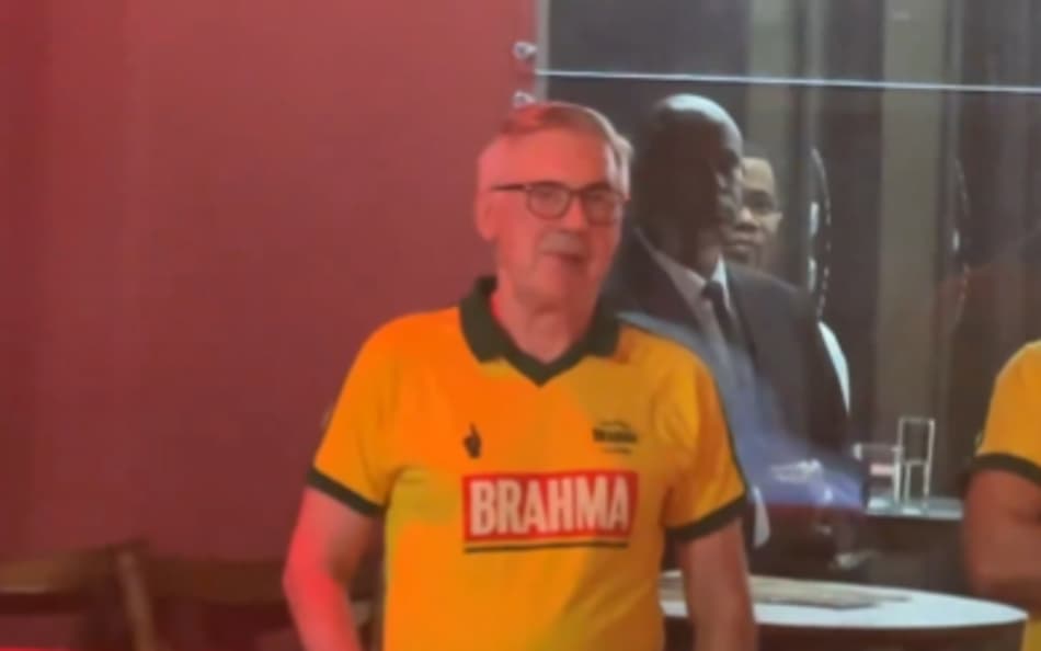 Em camarote no carnaval, Ancelotti recebe conselho de Léo Santana