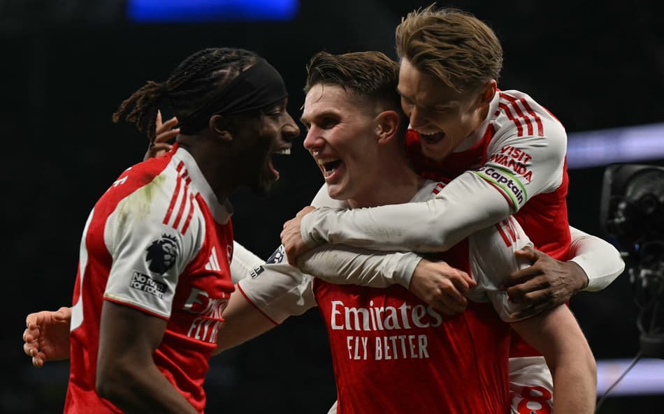 Pela Premier League, o Arsenal venceu o Tottenham por 3 a 1 (Foto: Glyn KIRK / AFP)