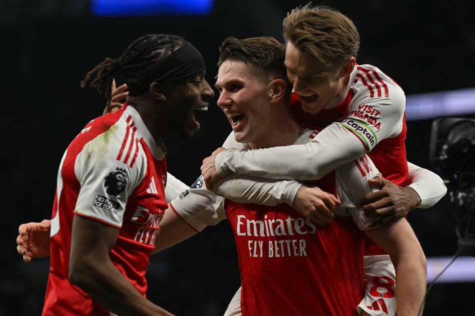 Pela Premier League, o Arsenal venceu o Tottenham por 3 a 1 (Foto: Glyn KIRK / AFP)
