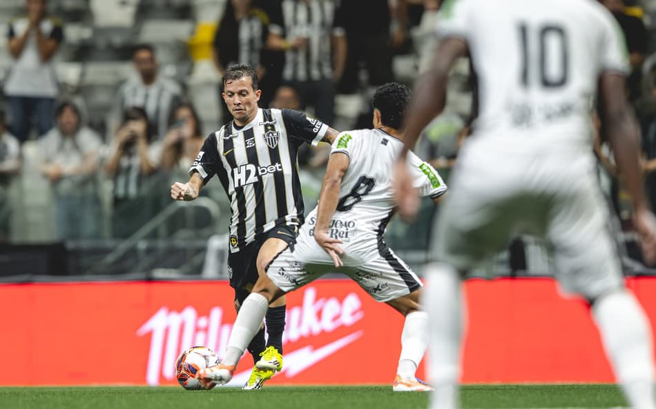 Bernard em Atlético e Athletic (Foto: Pedro Souza / Atlético)