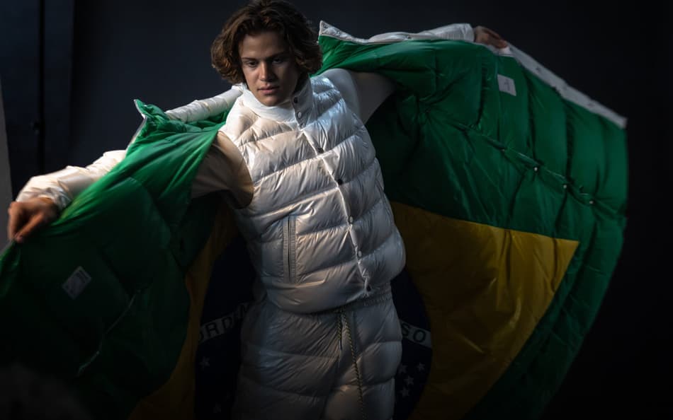 O atleta Lucas Pinheiro Braathen provando as peças que compõem o uniforme oficial do Time Brasil para os Jogos Olímpicos de Inverno. A Moncler se une ao visionário designer brasileiro Oskar Metsavaht para cocriar a coleção dos uniformes oficiais da Cerimônia de Abertura de Milão–Cortina, fundindo a identidade brasileira ao legado pioneiro da marca nos esportes de inverno. Foto: Jonne Roriz/COB