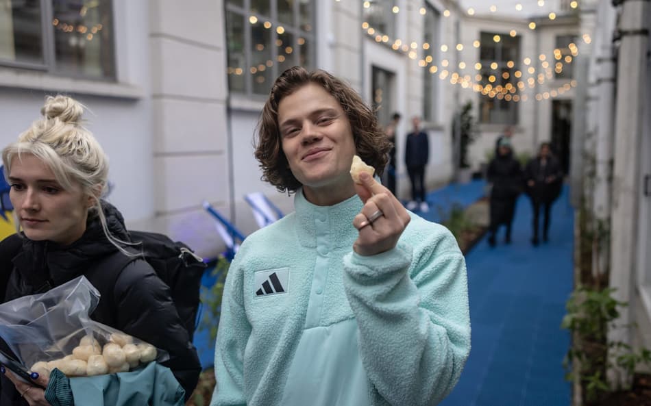 Coletiva de imprensa com o atleta Lucas Pinheiro Braathen na casa Brasil em Milão. Na foto, Lucas saindo da casa comendo pão de queijo. Foto: Jonne Roriz/COB