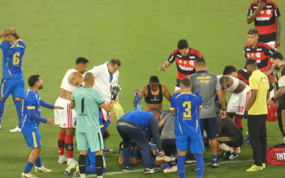 Jogadores de Flamengo e Sampaio Corrêa (Foto: Lucas Bayer/Lance!)