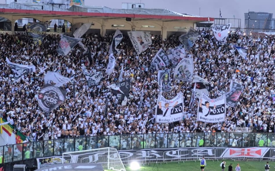 Provocações da torcida do Vasco ao Botafogo (Foto: Leonardo Bessa/Lance!)