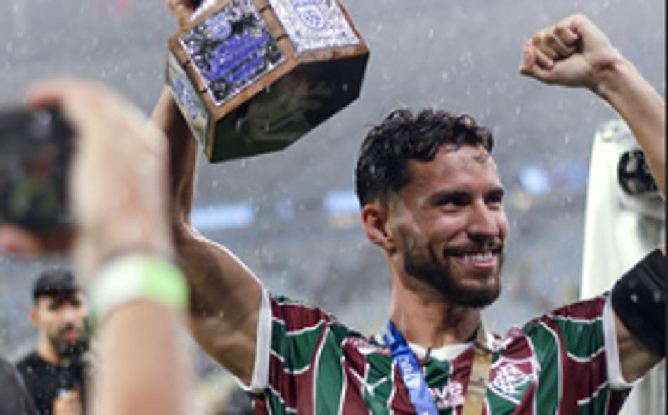 Martinelli com o trófeu da Taça Guanabara (Foto: Leonardo Brasil/Fluminense)