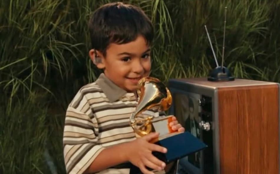 Lincoln Fox participa de show de Bad Bunny no Super Bowl (Foto: Reprodução/ Instagram)