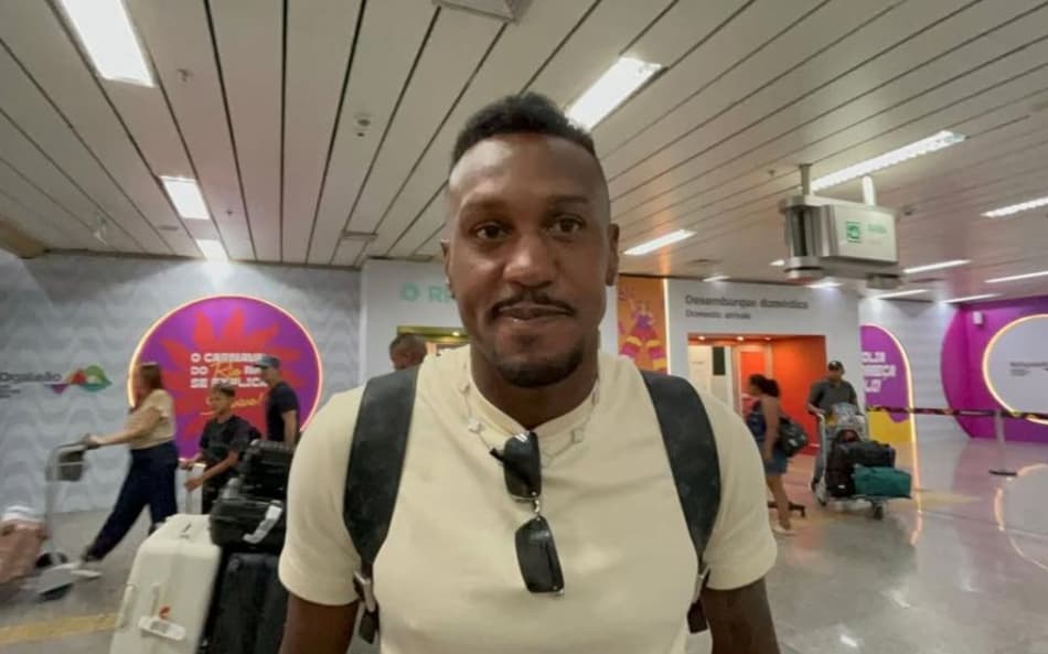 Edenilson, reforço do Botafogo, chega ao Rio (Foto: BTB Sports)