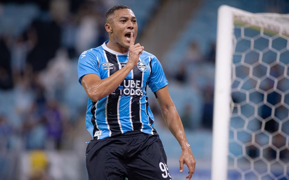Carlos Vinícius marca 3 gols e Grêmio vence Botafogo por 5 a 3