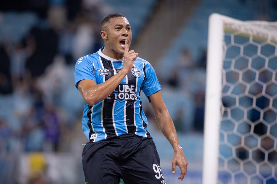 Carlos Vinícius marca 3 gols e Grêmio vence Botafogo por 5 a 3