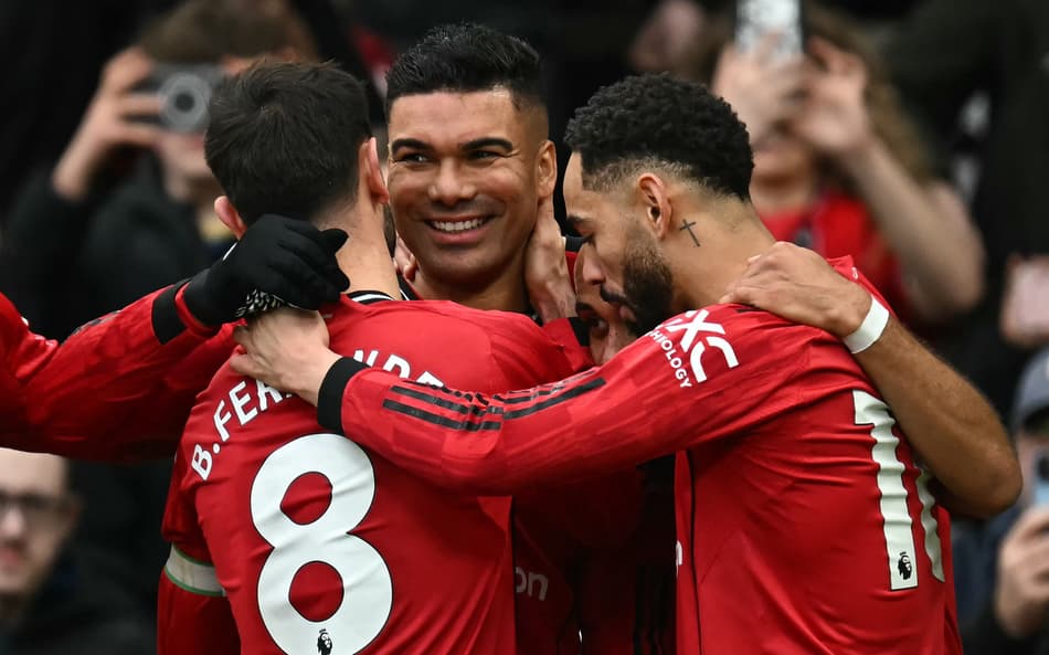 Casemiro comemorando o gol com Bruno Fernandes e Matheus Cunha (Foto: Paul Ellis)