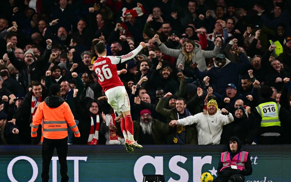 Pela Copa da Liga Inglesa, o Arsenal venceu o Chelsea por 3 a 2 (Foto: Ben STANSALL / AFP)