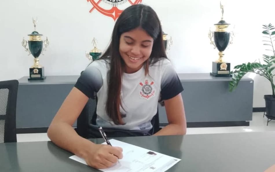 Yasmin Coelho assinou contrato de formação com o Corinthians. (Foto: reprodução/redes sociais)
