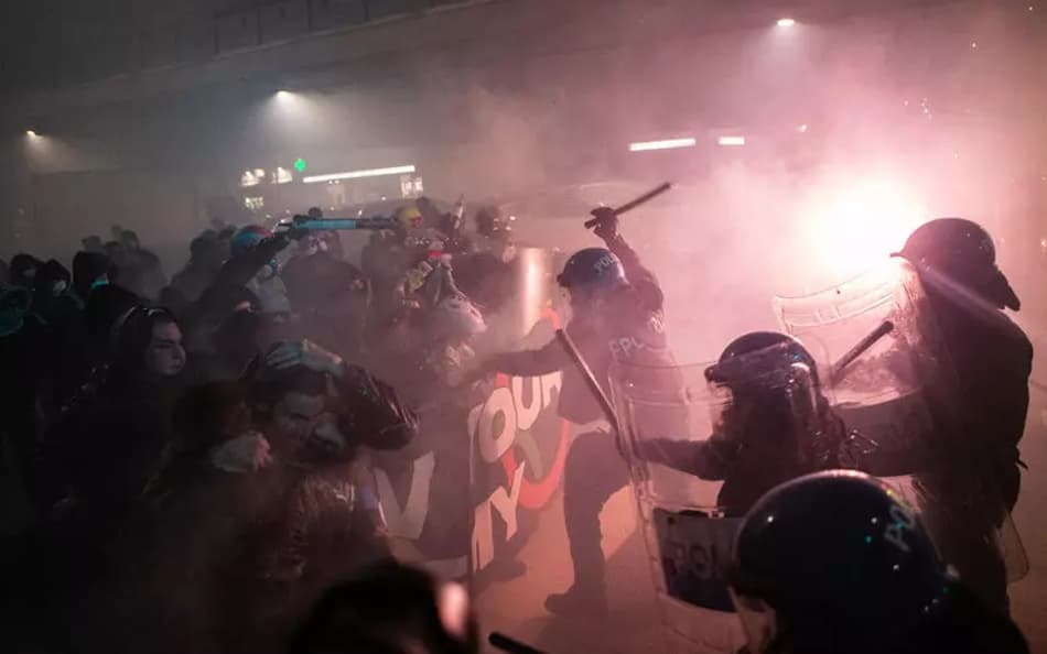 Confronto entre polícia e manifestantes marca protesto contra Jogos em Milão (Foto: Repercussão)