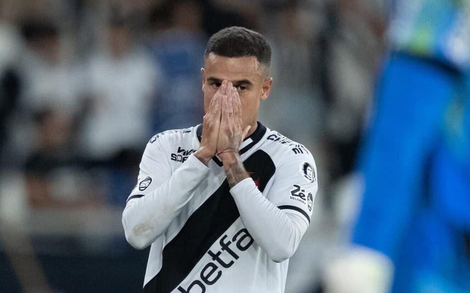 Coutinho jogador do Vasco lamenta durante partida contra o Botafogo